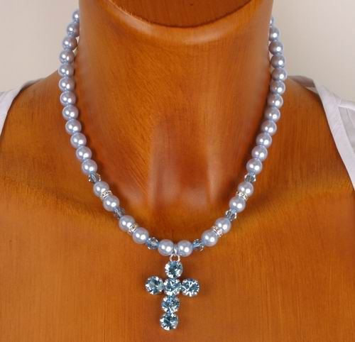 8125 Perlenkette mit Strasskreuz hellblau
