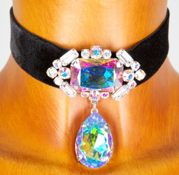 C8439 breites Samtkropfband schwarz mit Regenbogen Kristall Element