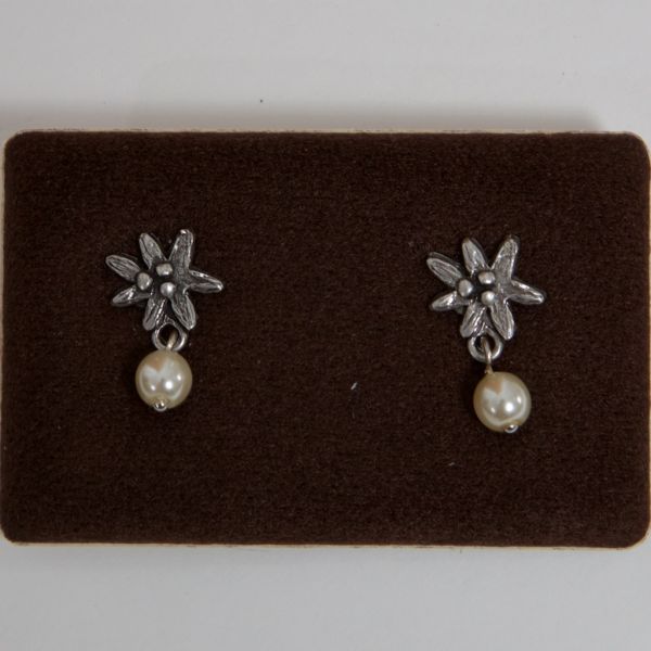 C 74 Traditionelle Perl Blumenohrstecker